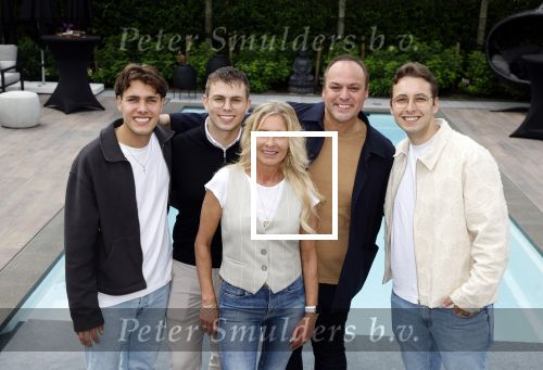 Fijnaart 31 mei  2024
BBQ bij fam Bauer in de tuin . Frans Bauer maakt samen met Lee Towers bekend dat hij dit jaar twee keer in Ahoy op graat treden. Aanwezig Frans Bauer Mariska Bauer Christiaan Bauer ( met vriendin Kim) Frans Bauer jr Jan Bauer en Lucas Bauer .