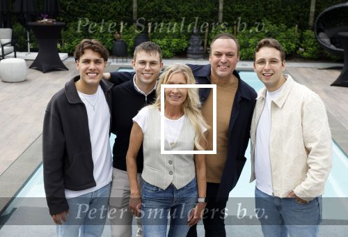 Fijnaart 31 mei  2024
BBQ bij fam Bauer in de tuin . Frans Bauer maakt samen met Lee Towers bekend dat hij dit jaar twee keer in Ahoy op graat treden. Aanwezig Frans Bauer Mariska Bauer Christiaan Bauer ( met vriendin Kim) Frans Bauer jr Jan Bauer en Lucas Bauer .