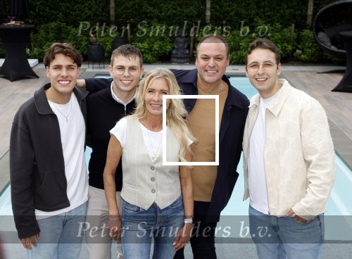 Fijnaart 31 mei  2024
BBQ bij fam Bauer in de tuin . Frans Bauer maakt samen met Lee Towers bekend dat hij dit jaar twee keer in Ahoy op graat treden. Aanwezig Frans Bauer Mariska Bauer Christiaan Bauer ( met vriendin Kim) Frans Bauer jr Jan Bauer en Lucas Bauer .