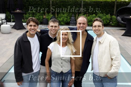 Fijnaart 31 mei  2024
BBQ bij fam Bauer in de tuin . Frans Bauer maakt samen met Lee Towers bekend dat hij dit jaar twee keer in Ahoy op graat treden. Aanwezig Frans Bauer Mariska Bauer Christiaan Bauer ( met vriendin Kim) Frans Bauer jr Jan Bauer en Lucas Bauer .