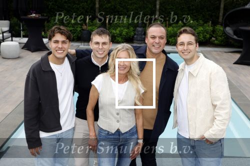 Fijnaart 31 mei  2024
BBQ bij fam Bauer in de tuin . Frans Bauer maakt samen met Lee Towers bekend dat hij dit jaar twee keer in Ahoy op graat treden. Aanwezig Frans Bauer Mariska Bauer Christiaan Bauer ( met vriendin Kim) Frans Bauer jr Jan Bauer en Lucas Bauer .