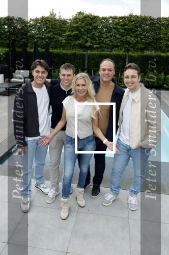 Fijnaart 31 mei  2024
BBQ bij fam Bauer in de tuin . Frans Bauer maakt samen met Lee Towers bekend dat hij dit jaar twee keer in Ahoy op graat treden. Aanwezig Frans Bauer Mariska Bauer Christiaan Bauer ( met vriendin Kim) Frans Bauer jr Jan Bauer en Lucas Bauer .