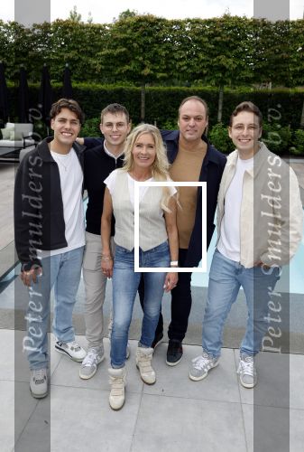 Fijnaart 31 mei  2024
BBQ bij fam Bauer in de tuin . Frans Bauer maakt samen met Lee Towers bekend dat hij dit jaar twee keer in Ahoy op graat treden. Aanwezig Frans Bauer Mariska Bauer Christiaan Bauer ( met vriendin Kim) Frans Bauer jr Jan Bauer en Lucas Bauer .