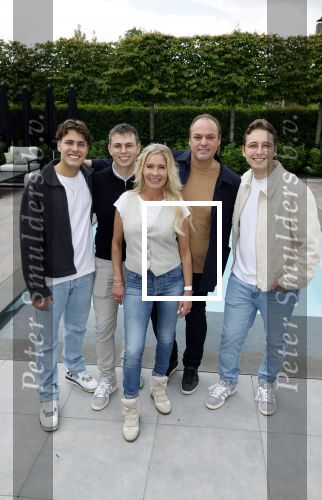 Fijnaart 31 mei  2024
BBQ bij fam Bauer in de tuin . Frans Bauer maakt samen met Lee Towers bekend dat hij dit jaar twee keer in Ahoy op graat treden. Aanwezig Frans Bauer Mariska Bauer Christiaan Bauer ( met vriendin Kim) Frans Bauer jr Jan Bauer en Lucas Bauer .