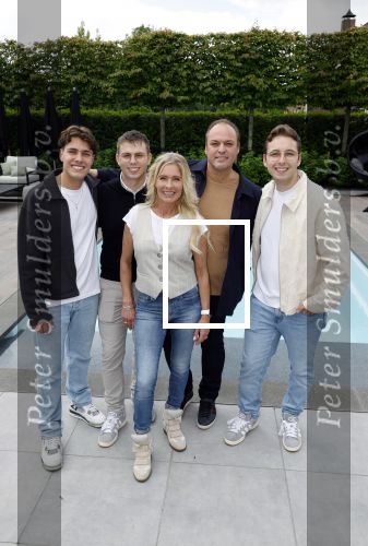 Fijnaart 31 mei  2024
BBQ bij fam Bauer in de tuin . Frans Bauer maakt samen met Lee Towers bekend dat hij dit jaar twee keer in Ahoy op graat treden. Aanwezig Frans Bauer Mariska Bauer Christiaan Bauer ( met vriendin Kim) Frans Bauer jr Jan Bauer en Lucas Bauer .