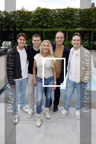 Fijnaart 31 mei  2024
BBQ bij fam Bauer in de tuin . Frans Bauer maakt samen met Lee Towers bekend dat hij dit jaar twee keer in Ahoy op graat treden. Aanwezig Frans Bauer Mariska Bauer Christiaan Bauer ( met vriendin Kim) Frans Bauer jr Jan Bauer en Lucas Bauer .