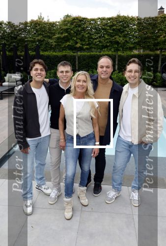 Fijnaart 31 mei  2024
BBQ bij fam Bauer in de tuin . Frans Bauer maakt samen met Lee Towers bekend dat hij dit jaar twee keer in Ahoy op graat treden. Aanwezig Frans Bauer Mariska Bauer Christiaan Bauer ( met vriendin Kim) Frans Bauer jr Jan Bauer en Lucas Bauer .