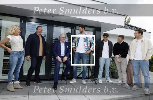 Fijnaart 31 mei  2024
BBQ bij fam Bauer in de tuin . Frans Bauer maakt samen met Lee Towers bekend dat hij dit jaar twee keer in Ahoy op graat treden. Aanwezig Frans Bauer Mariska Bauer Christiaan Bauer ( met vriendin Kim) Frans Bauer jr Jan Bauer en Lucas Bauer .