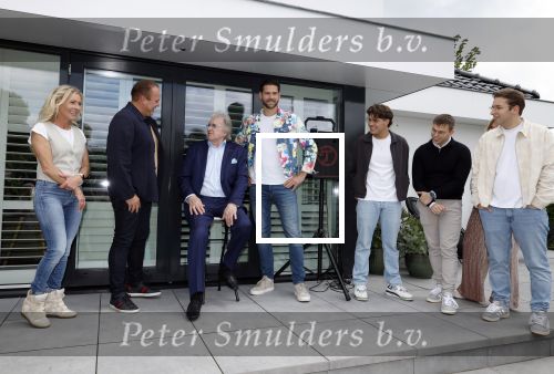 Fijnaart 31 mei  2024
BBQ bij fam Bauer in de tuin . Frans Bauer maakt samen met Lee Towers bekend dat hij dit jaar twee keer in Ahoy op graat treden. Aanwezig Frans Bauer Mariska Bauer Christiaan Bauer ( met vriendin Kim) Frans Bauer jr Jan Bauer en Lucas Bauer .