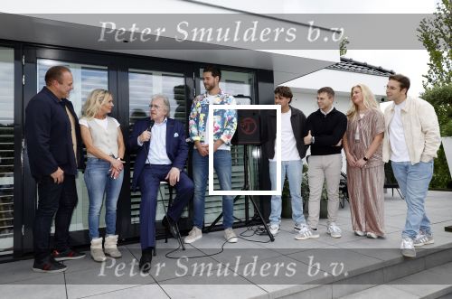 Fijnaart 31 mei  2024
BBQ bij fam Bauer in de tuin . Frans Bauer maakt samen met Lee Towers bekend dat hij dit jaar twee keer in Ahoy op graat treden. Aanwezig Frans Bauer Mariska Bauer Christiaan Bauer ( met vriendin Kim) Frans Bauer jr Jan Bauer en Lucas Bauer .