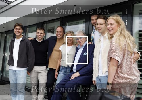 Fijnaart 31 mei  2024
BBQ bij fam Bauer in de tuin . Frans Bauer maakt samen met Lee Towers bekend dat hij dit jaar twee keer in Ahoy op graat treden. Aanwezig Frans Bauer Mariska Bauer Christiaan Bauer ( met vriendin Kim) Frans Bauer jr Jan Bauer en Lucas Bauer .
