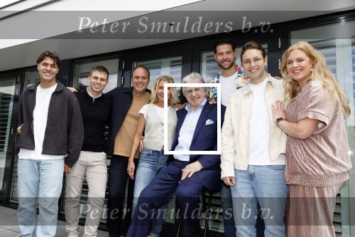 Fijnaart 31 mei  2024
BBQ bij fam Bauer in de tuin . Frans Bauer maakt samen met Lee Towers bekend dat hij dit jaar twee keer in Ahoy op graat treden. Aanwezig Frans Bauer Mariska Bauer Christiaan Bauer ( met vriendin Kim) Frans Bauer jr Jan Bauer en Lucas Bauer .