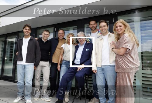 Fijnaart 31 mei  2024
BBQ bij fam Bauer in de tuin . Frans Bauer maakt samen met Lee Towers bekend dat hij dit jaar twee keer in Ahoy op graat treden. Aanwezig Frans Bauer Mariska Bauer Christiaan Bauer ( met vriendin Kim) Frans Bauer jr Jan Bauer en Lucas Bauer .