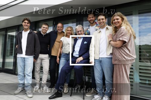 Fijnaart 31 mei  2024
BBQ bij fam Bauer in de tuin . Frans Bauer maakt samen met Lee Towers bekend dat hij dit jaar twee keer in Ahoy op graat treden. Aanwezig Frans Bauer Mariska Bauer Christiaan Bauer ( met vriendin Kim) Frans Bauer jr Jan Bauer en Lucas Bauer .