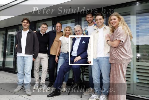 Fijnaart 31 mei  2024
BBQ bij fam Bauer in de tuin . Frans Bauer maakt samen met Lee Towers bekend dat hij dit jaar twee keer in Ahoy op graat treden. Aanwezig Frans Bauer Mariska Bauer Christiaan Bauer ( met vriendin Kim) Frans Bauer jr Jan Bauer en Lucas Bauer .