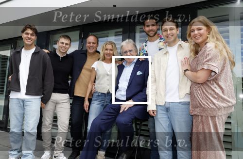 Fijnaart 31 mei  2024
BBQ bij fam Bauer in de tuin . Frans Bauer maakt samen met Lee Towers bekend dat hij dit jaar twee keer in Ahoy op graat treden. Aanwezig Frans Bauer Mariska Bauer Christiaan Bauer ( met vriendin Kim) Frans Bauer jr Jan Bauer en Lucas Bauer .