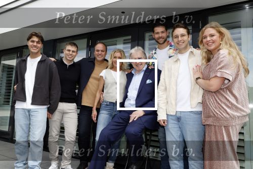 Fijnaart 31 mei  2024
BBQ bij fam Bauer in de tuin . Frans Bauer maakt samen met Lee Towers bekend dat hij dit jaar twee keer in Ahoy op graat treden. Aanwezig Frans Bauer Mariska Bauer Christiaan Bauer ( met vriendin Kim) Frans Bauer jr Jan Bauer en Lucas Bauer .