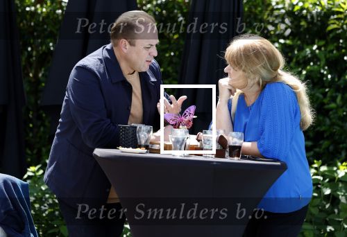 Fijnaart  31 mei 2024
BBQ bij fam Bauer in de tuin . Frans Bauer maakt samen met Lee Towers bekend dat hij dit jaar twee keer in Ahoy op graat treden. Aanwezig Frans Bauer Mariska Bauer Christiaan Bauer ( met vriendin Kim) Frans Bauer jr Jan Bauer en Lucas Bauer . Frans Bauer en Karin Riethoven