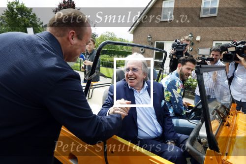 Fijnaart 31 mei 2024
BBQ bij fam Bauer in de tuin . Frans Bauer maakt samen met Lee Towers bekend dat hij dit jaar twee keer in Ahoy op graat treden. Aanwezig Frans Bauer Mariska Bauer Christiaan Bauer ( met vriendin Kim) Frans Bauer jr Jan Bauer en Lucas Bauer .