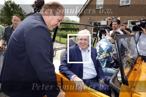 Fijnaart 31 mei 2024
BBQ bij fam Bauer in de tuin . Frans Bauer maakt samen met Lee Towers bekend dat hij dit jaar twee keer in Ahoy op graat treden. Aanwezig Frans Bauer Mariska Bauer Christiaan Bauer ( met vriendin Kim) Frans Bauer jr Jan Bauer en Lucas Bauer .