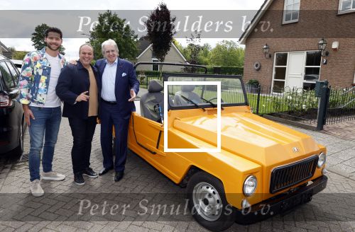 Fijnaart 31 mei 2024
BBQ bij fam Bauer in de tuin . Frans Bauer maakt samen met Lee Towers bekend dat hij dit jaar twee keer in Ahoy op graat treden. Aanwezig Frans Bauer Mariska Bauer Christiaan Bauer ( met vriendin Kim) Frans Bauer jr Jan Bauer en Lucas Bauer .
