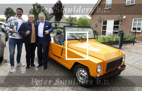 Fijnaart 31 mei 2024
BBQ bij fam Bauer in de tuin . Frans Bauer maakt samen met Lee Towers bekend dat hij dit jaar twee keer in Ahoy op graat treden. Aanwezig Frans Bauer Mariska Bauer Christiaan Bauer ( met vriendin Kim) Frans Bauer jr Jan Bauer en Lucas Bauer .
