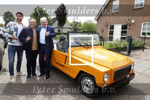 Fijnaart 31 mei 2024
BBQ bij fam Bauer in de tuin . Frans Bauer maakt samen met Lee Towers bekend dat hij dit jaar twee keer in Ahoy op graat treden. Aanwezig Frans Bauer Mariska Bauer Christiaan Bauer ( met vriendin Kim) Frans Bauer jr Jan Bauer en Lucas Bauer .