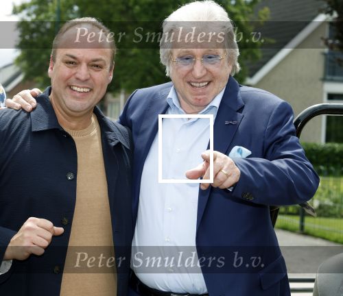 Fijnaart 31 mei 2024
BBQ bij fam Bauer in de tuin . Frans Bauer maakt samen met Lee Towers bekend dat hij dit jaar twee keer in Ahoy op graat treden. Aanwezig Frans Bauer Mariska Bauer Christiaan Bauer ( met vriendin Kim) Frans Bauer jr Jan Bauer en Lucas Bauer .