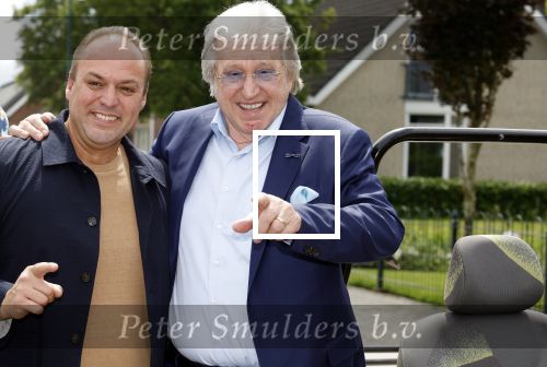 Fijnaart 31 mei 2024
BBQ bij fam Bauer in de tuin . Frans Bauer maakt samen met Lee Towers bekend dat hij dit jaar twee keer in Ahoy op graat treden. Aanwezig Frans Bauer Mariska Bauer Christiaan Bauer ( met vriendin Kim) Frans Bauer jr Jan Bauer en Lucas Bauer .