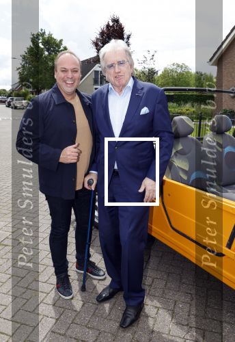 Fijnaart 31 mei 2024
BBQ bij fam Bauer in de tuin . Frans Bauer maakt samen met Lee Towers bekend dat hij dit jaar twee keer in Ahoy op graat treden. Aanwezig Frans Bauer Mariska Bauer Christiaan Bauer ( met vriendin Kim) Frans Bauer jr Jan Bauer en Lucas Bauer .