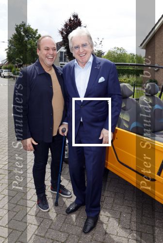 Fijnaart 31 mei 2024
BBQ bij fam Bauer in de tuin . Frans Bauer maakt samen met Lee Towers bekend dat hij dit jaar twee keer in Ahoy op graat treden. Aanwezig Frans Bauer Mariska Bauer Christiaan Bauer ( met vriendin Kim) Frans Bauer jr Jan Bauer en Lucas Bauer .