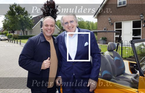 Fijnaart 31 mei 2024
BBQ bij fam Bauer in de tuin . Frans Bauer maakt samen met Lee Towers bekend dat hij dit jaar twee keer in Ahoy op graat treden. Aanwezig Frans Bauer Mariska Bauer Christiaan Bauer ( met vriendin Kim) Frans Bauer jr Jan Bauer en Lucas Bauer .
