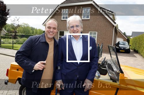 Fijnaart 31 mei 2024
BBQ bij fam Bauer in de tuin . Frans Bauer maakt samen met Lee Towers bekend dat hij dit jaar twee keer in Ahoy op graat treden. Aanwezig Frans Bauer Mariska Bauer Christiaan Bauer ( met vriendin Kim) Frans Bauer jr Jan Bauer en Lucas Bauer .