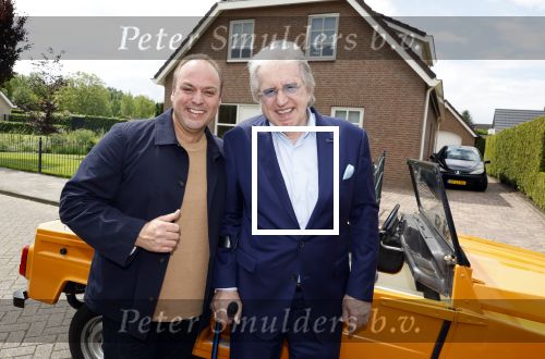 Fijnaart 31 mei 2024
BBQ bij fam Bauer in de tuin . Frans Bauer maakt samen met Lee Towers bekend dat hij dit jaar twee keer in Ahoy op graat treden. Aanwezig Frans Bauer Mariska Bauer Christiaan Bauer ( met vriendin Kim) Frans Bauer jr Jan Bauer en Lucas Bauer .