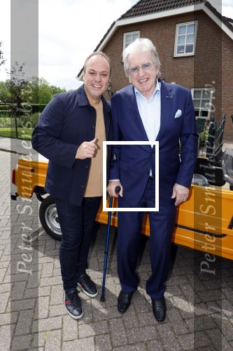 Fijnaart 31 mei 2024
BBQ bij fam Bauer in de tuin . Frans Bauer maakt samen met Lee Towers bekend dat hij dit jaar twee keer in Ahoy op graat treden. Aanwezig Frans Bauer Mariska Bauer Christiaan Bauer ( met vriendin Kim) Frans Bauer jr Jan Bauer en Lucas Bauer .