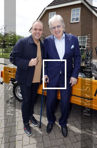 Fijnaart 31 mei 2024
BBQ bij fam Bauer in de tuin . Frans Bauer maakt samen met Lee Towers bekend dat hij dit jaar twee keer in Ahoy op graat treden. Aanwezig Frans Bauer Mariska Bauer Christiaan Bauer ( met vriendin Kim) Frans Bauer jr Jan Bauer en Lucas Bauer .