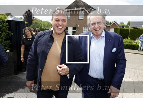 Fijnaart 31 mei 2024
BBQ bij fam Bauer in de tuin . Frans Bauer maakt samen met Lee Towers bekend dat hij dit jaar twee keer in Ahoy op graat treden. Aanwezig Frans Bauer Mariska Bauer Christiaan Bauer ( met vriendin Kim) Frans Bauer jr Jan Bauer en Lucas Bauer .