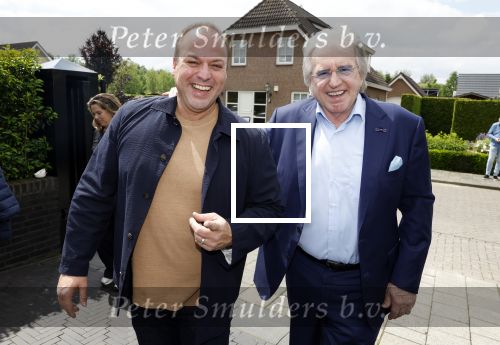 Fijnaart 31 mei 2024
BBQ bij fam Bauer in de tuin . Frans Bauer maakt samen met Lee Towers bekend dat hij dit jaar twee keer in Ahoy op graat treden. Aanwezig Frans Bauer Mariska Bauer Christiaan Bauer ( met vriendin Kim) Frans Bauer jr Jan Bauer en Lucas Bauer .