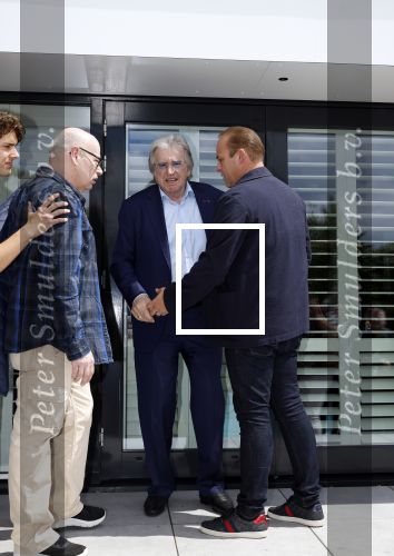 Fijnaart 31 mei 2024
BBQ bij fam Bauer in de tuin . Frans Bauer maakt samen met Lee Towers bekend dat hij dit jaar twee keer in Ahoy op graat treden. Aanwezig Frans Bauer Mariska Bauer Christiaan Bauer ( met vriendin Kim) Frans Bauer jr Jan Bauer en Lucas Bauer .