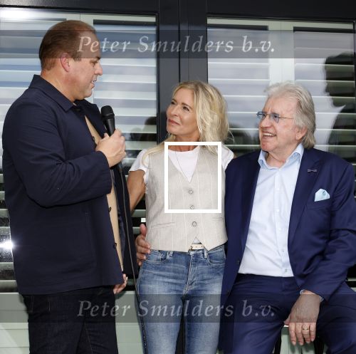 Fijnaart 31 mei 2024
BBQ bij fam Bauer in de tuin . Frans Bauer maakt samen met Lee Towers bekend dat hij dit jaar twee keer in Ahoy op graat treden. Aanwezig Frans Bauer Mariska Bauer Christiaan Bauer ( met vriendin Kim) Frans Bauer jr Jan Bauer en Lucas Bauer .