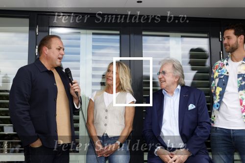 Fijnaart 31 mei 2024
BBQ bij fam Bauer in de tuin . Frans Bauer maakt samen met Lee Towers bekend dat hij dit jaar twee keer in Ahoy op graat treden. Aanwezig Frans Bauer Mariska Bauer Christiaan Bauer ( met vriendin Kim) Frans Bauer jr Jan Bauer en Lucas Bauer .