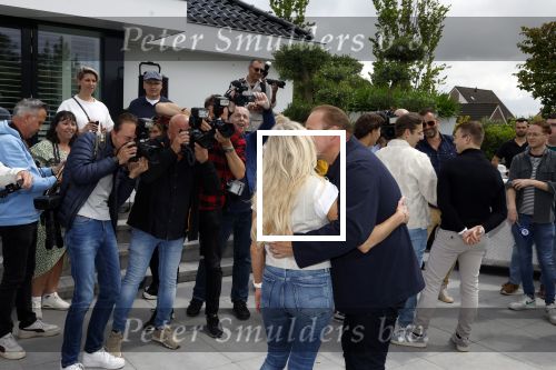 Fijnaart 31 mei 2024
BBQ bij fam Bauer in de tuin . Frans Bauer maakt samen met Lee Towers bekend dat hij dit jaar twee keer in Ahoy op graat treden. Aanwezig Frans Bauer Mariska Bauer Christiaan Bauer ( met vriendin Kim) Frans Bauer jr Jan Bauer en Lucas Bauer .