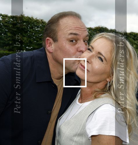 Fijnaart 31 mei 2024
BBQ bij fam Bauer in de tuin . Frans Bauer maakt samen met Lee Towers bekend dat hij dit jaar twee keer in Ahoy op graat treden. Aanwezig Frans Bauer Mariska Bauer Christiaan Bauer ( met vriendin Kim) Frans Bauer jr Jan Bauer en Lucas Bauer .