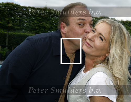 Fijnaart 31 mei 2024
BBQ bij fam Bauer in de tuin . Frans Bauer maakt samen met Lee Towers bekend dat hij dit jaar twee keer in Ahoy op graat treden. Aanwezig Frans Bauer Mariska Bauer Christiaan Bauer ( met vriendin Kim) Frans Bauer jr Jan Bauer en Lucas Bauer .