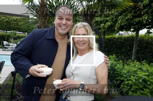 Fijnaart 31 mei 2024
BBQ bij fam Bauer in de tuin . Frans Bauer maakt samen met Lee Towers bekend dat hij dit jaar twee keer in Ahoy op graat treden. Aanwezig Frans Bauer Mariska Bauer Christiaan Bauer ( met vriendin Kim) Frans Bauer jr Jan Bauer en Lucas Bauer .