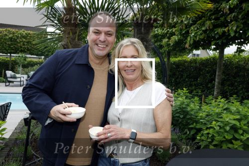 Fijnaart 31 mei 2024
BBQ bij fam Bauer in de tuin . Frans Bauer maakt samen met Lee Towers bekend dat hij dit jaar twee keer in Ahoy op graat treden. Aanwezig Frans Bauer Mariska Bauer Christiaan Bauer ( met vriendin Kim) Frans Bauer jr Jan Bauer en Lucas Bauer .