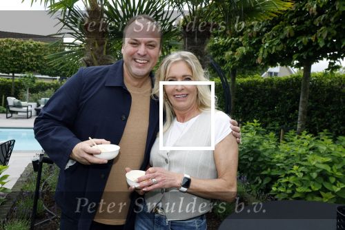 Fijnaart 31 mei 2024
BBQ bij fam Bauer in de tuin . Frans Bauer maakt samen met Lee Towers bekend dat hij dit jaar twee keer in Ahoy op graat treden. Aanwezig Frans Bauer Mariska Bauer Christiaan Bauer ( met vriendin Kim) Frans Bauer jr Jan Bauer en Lucas Bauer .
