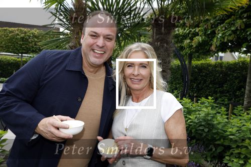 Fijnaart 31 mei 2024
BBQ bij fam Bauer in de tuin . Frans Bauer maakt samen met Lee Towers bekend dat hij dit jaar twee keer in Ahoy op graat treden. Aanwezig Frans Bauer Mariska Bauer Christiaan Bauer ( met vriendin Kim) Frans Bauer jr Jan Bauer en Lucas Bauer .