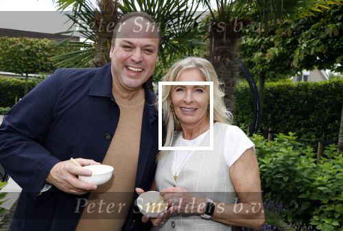 Fijnaart 31 mei 2024
BBQ bij fam Bauer in de tuin . Frans Bauer maakt samen met Lee Towers bekend dat hij dit jaar twee keer in Ahoy op graat treden. Aanwezig Frans Bauer Mariska Bauer Christiaan Bauer ( met vriendin Kim) Frans Bauer jr Jan Bauer en Lucas Bauer .