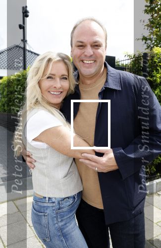 Fijnaart 31 mei 2024
BBQ bij fam Bauer in de tuin . Frans Bauer maakt samen met Lee Towers bekend dat hij dit jaar twee keer in Ahoy op graat treden. Aanwezig Frans Bauer Mariska Bauer Christiaan Bauer ( met vriendin Kim) Frans Bauer jr Jan Bauer en Lucas Bauer .